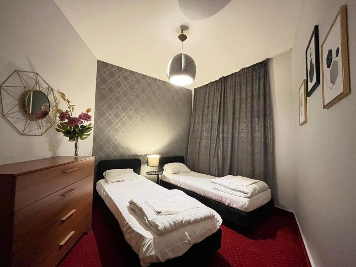 Helvetia Plus B&B - Private Rooms And Apartments Warsaw Exterior photo