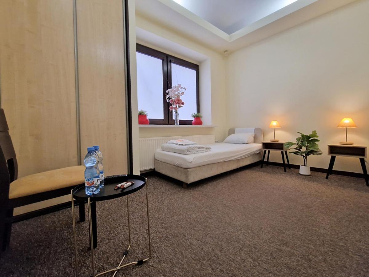 Helvetia Plus B&B - Private Rooms And Apartments Warsaw Exterior photo
